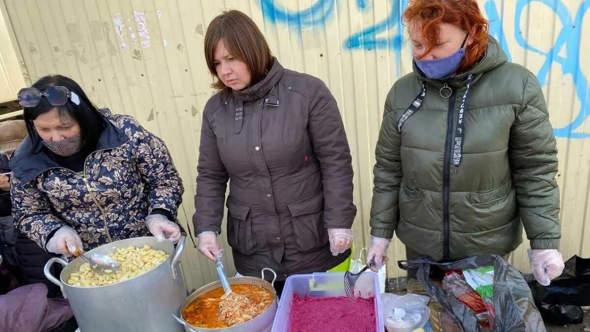 Добрые дела курск. Домик добрых дел Курск Белинского 5. Волонтеры бомжи. Домик добрых дел Курск. Волонтеры помогают бомжам.