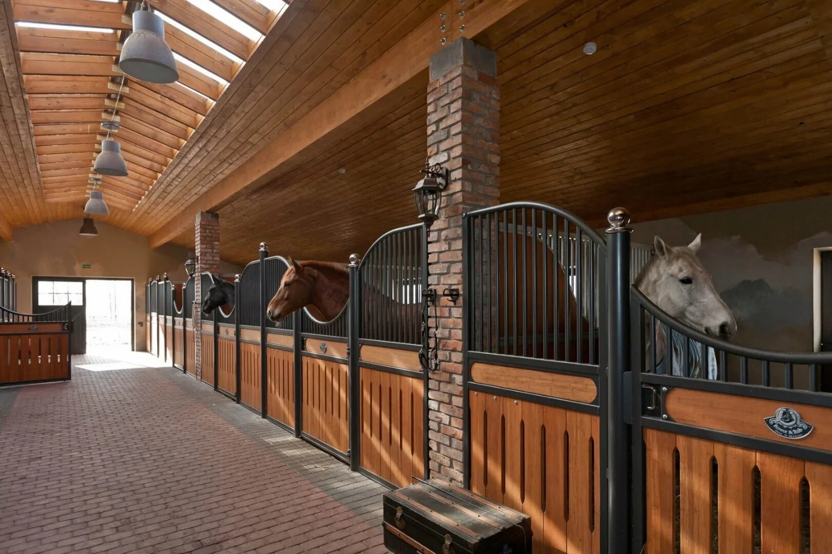 Конюшня «Эль-Мирадор. Конюшни Westphalian stables архитектура. КСК Конкорд денники. Эмеральд Стейблс конюшня. Бесплатные конюшни