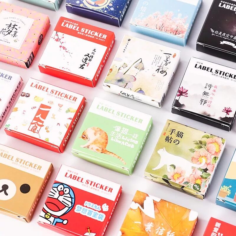 крафтовая упаковка для печенья. коробочка для наклеек. коробочка для наклеек. коробочка для наклеек. круглая наклейка на коробку.