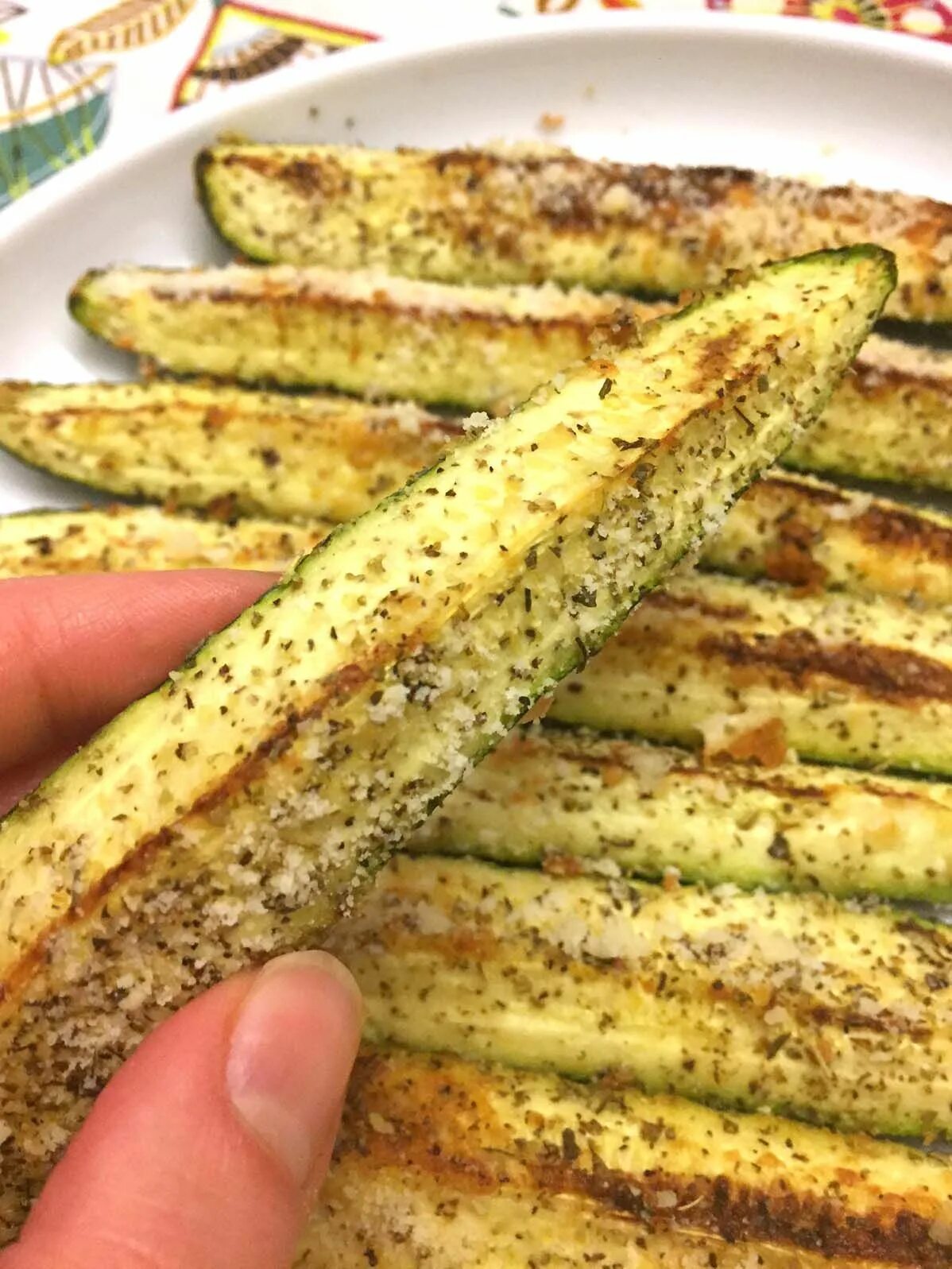 Кабачки в духовке брусочками рецепт. Кабачки дольками в духовке. жареные кабачки брусочками. кабачки брусочками в духовке. долька кабачка.