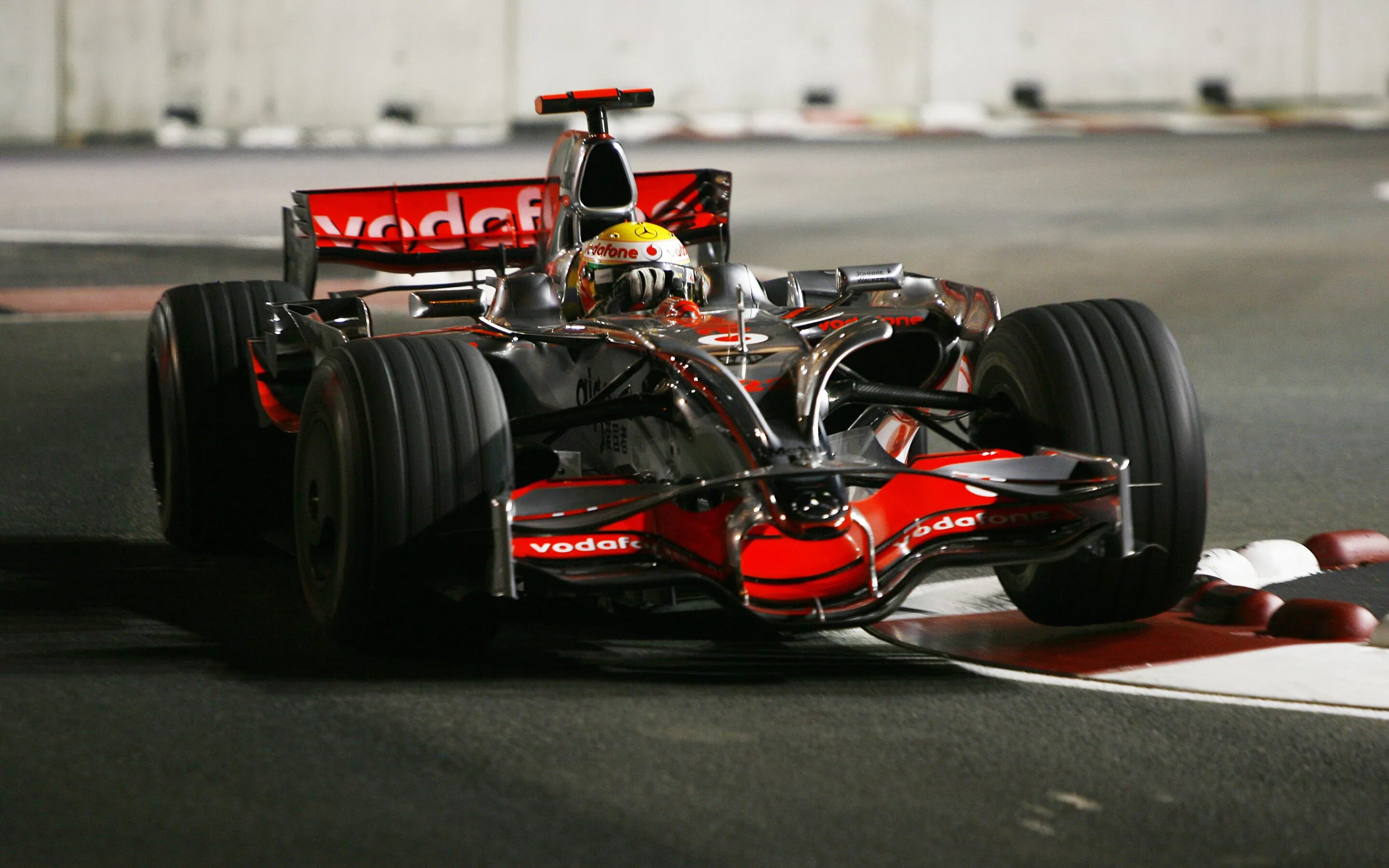 Ф1 в контакте. MCLAREN f1 2008. Макларен ф1 2008. MCLAREN mp23. Болид Макларен 2008.