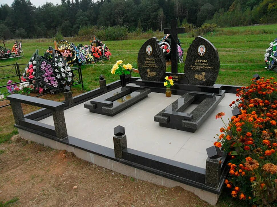 Памятники на могилу фото. Памятники гранит мемориальные комплексы Белоруссия. Памятники на могилы или Могильный комплексы. Мемориал благоустройство захоронений. Памятник на урновое захоронение.