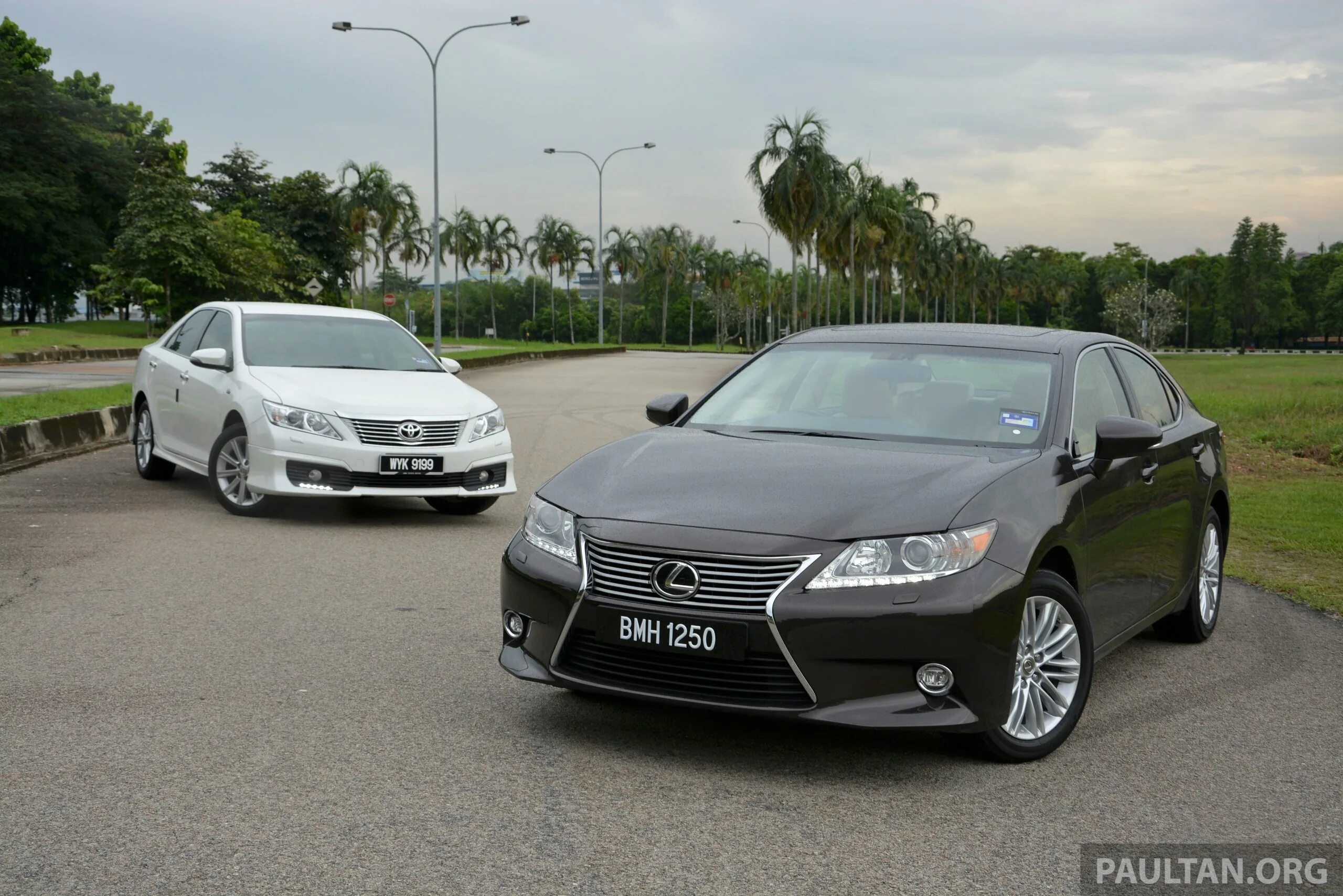 Что лучше тойота камри. Лексус ес и камри 50. lexus es250 и toyota camry. тойота камри и лексус es 250. lexus es vs toyota camry.