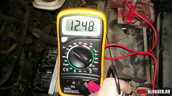 Проверить напряжение мультиметром 12 вольт. Мультиметр Вольтаж аккумулятора. Как проверить мультиметром напряжение 12 вольт. Мультиметр померить 12 вольт.