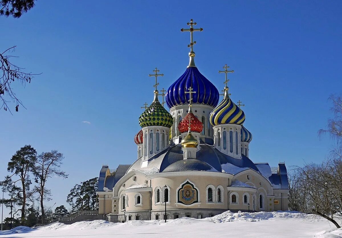 Православный храм какие есть. Храм Святого благоверного князя Игоря Черниговского. Фарфоровые купола храм в Переделкино. Благовещенский храм в Переделкино.