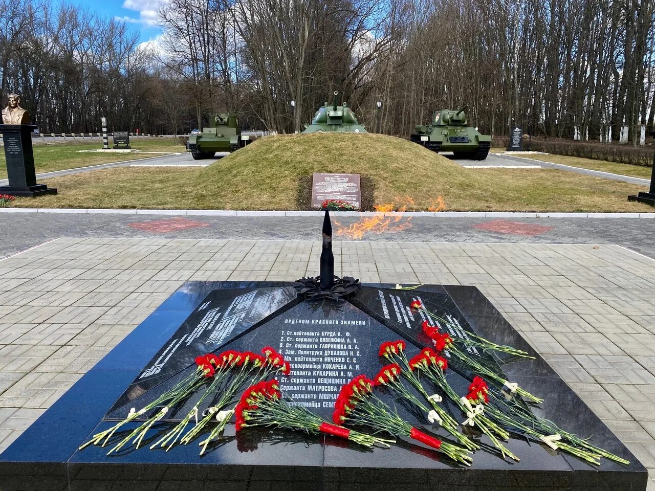 Мемориал танкистам гвардейцам катукова. Орел мемориалы. Кривцовский мемориал болховский. Кривцовский мемориал болховский район. Орел мемориалы.