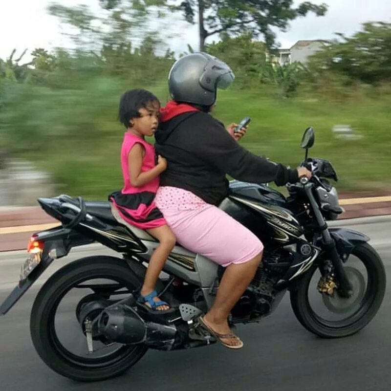 Sotwe emak emak. Emak 56550158. Naik Motor telanjang. Ibu main