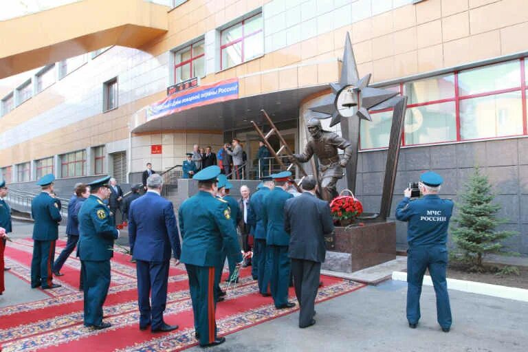 Подвиг спасателей. Памятник пожарным и спасателям. Героизм пожарных. Памятник пожарному МЧС. Подвиг пожарного.