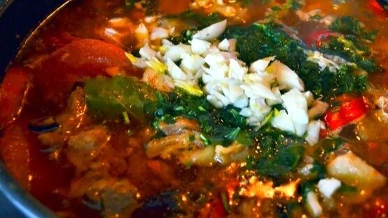 Лагман в афганском казане на плите. Лагман в казане фото. Лагман в казане. Дулма шурпа. Лагман в казане на костре.