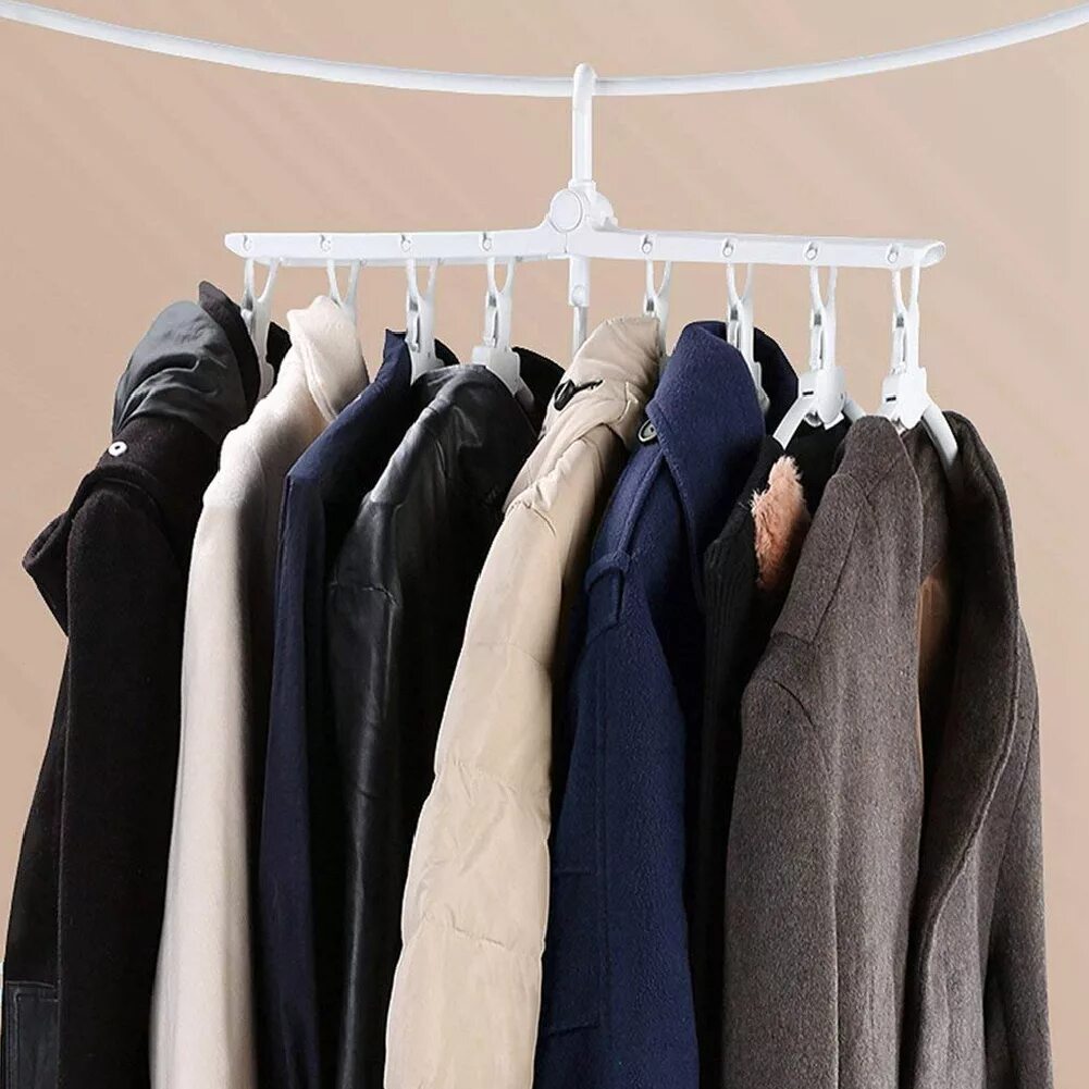 Одежда висит в шкафу. Вешалка для одежды. Одежда висит в шкафу. Шкаф для рубашек. Вешалка для одежды.