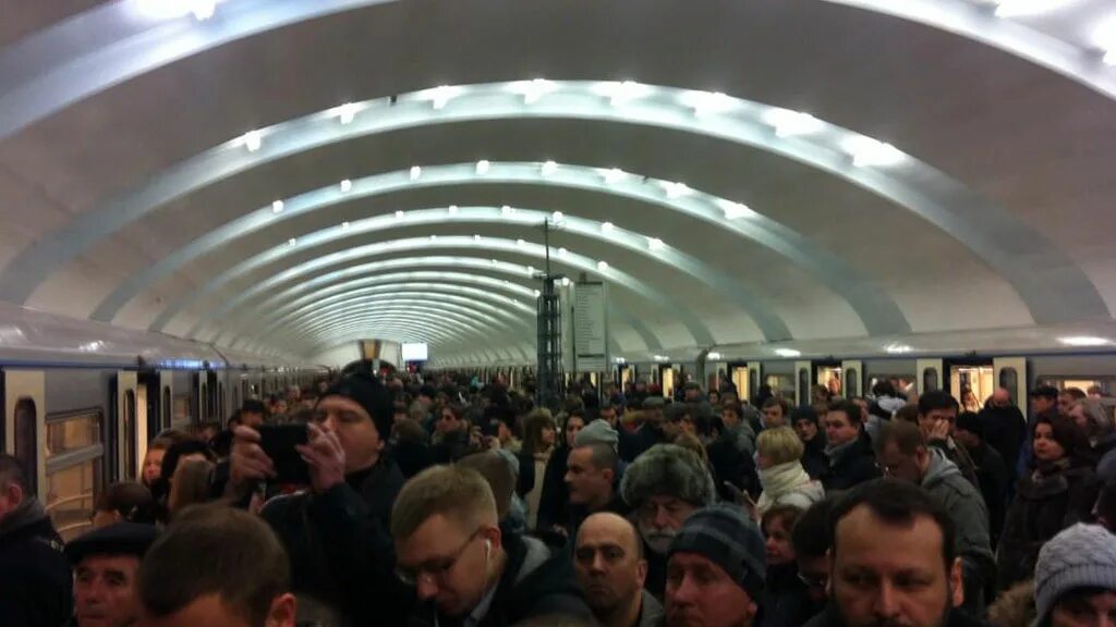 Вагон метро. Час пик на замоскворецкой линии. Замоскворецкая линия новости. Поезда на синей ветке метро. Поезда на синей ветке.