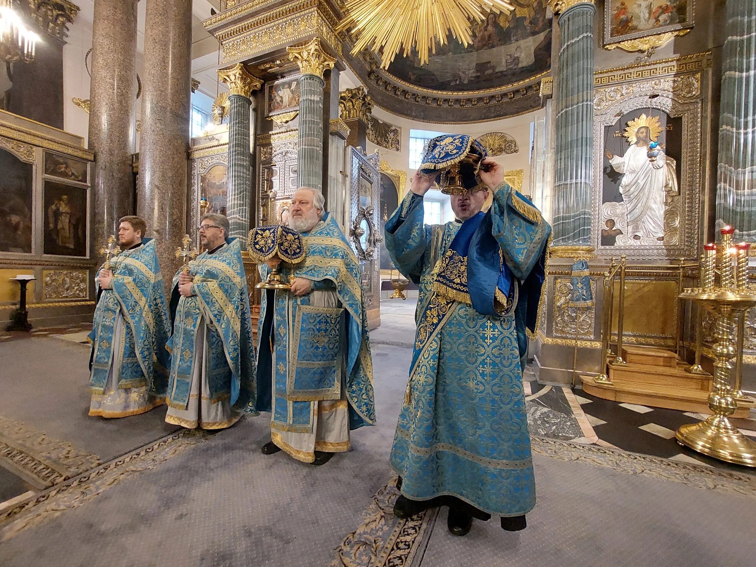 божественная литургия сретенский. литургия надпись. сербский митрополит иоанникий. сретенская духовная академия летом. храм сретения ульяновск.