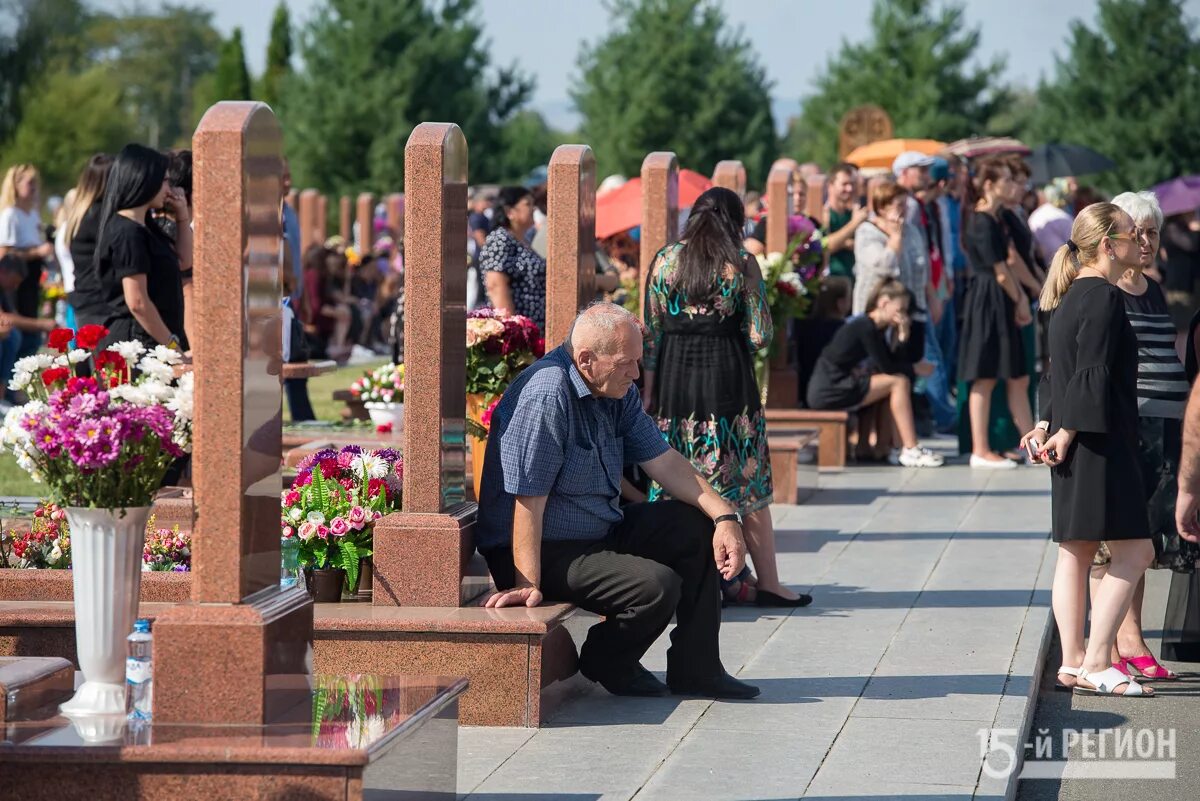 Погода в беслане на сегодня. 3 Сентября школа в Беслане. Школа 1 Северная Осетия Беслан. Дети Беслана 1 сентября 2004.