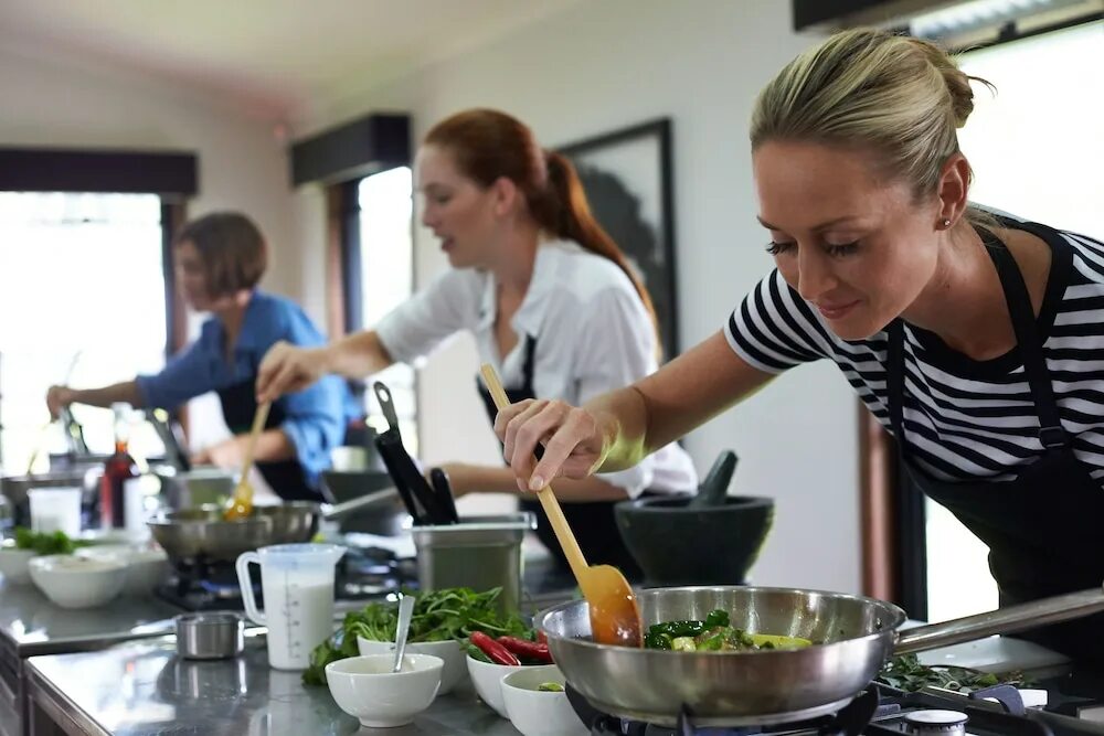 Cooking видео. Кулинария подростки. Cooking class девушка. Кулинарный ретрит. Cook up a Storm.