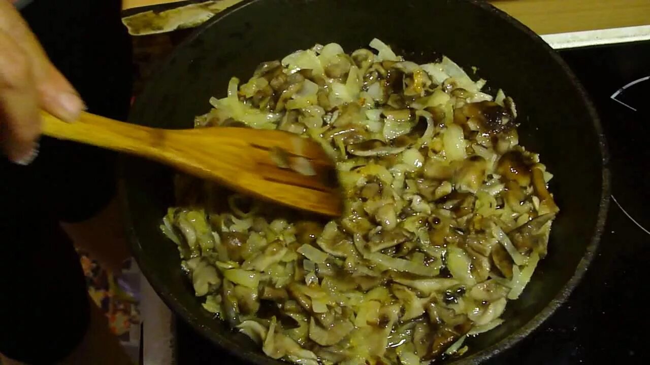Картошка с грибами на сковороде. Картошка с грибами на сковороде со сметаной. Жареная картошка с грибами на сковороде со сметаной. Картошка с грибами на сковороде тушеная. Как приготовить картошку с замороженными грибами