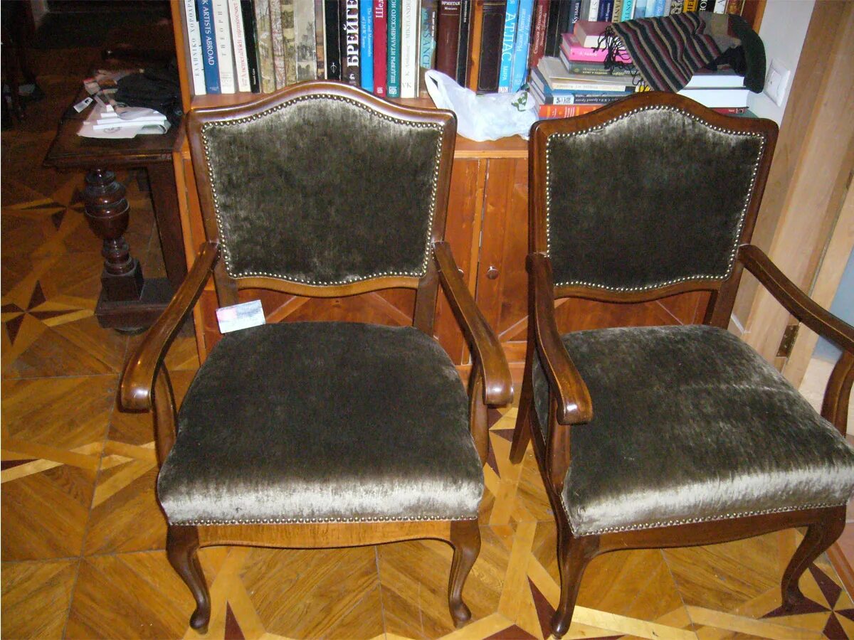 Обивка стула кожей. Материал для обтяжки стульев. Обивка стула мебель. Перетянуть стулья. Обивка старого кресла.