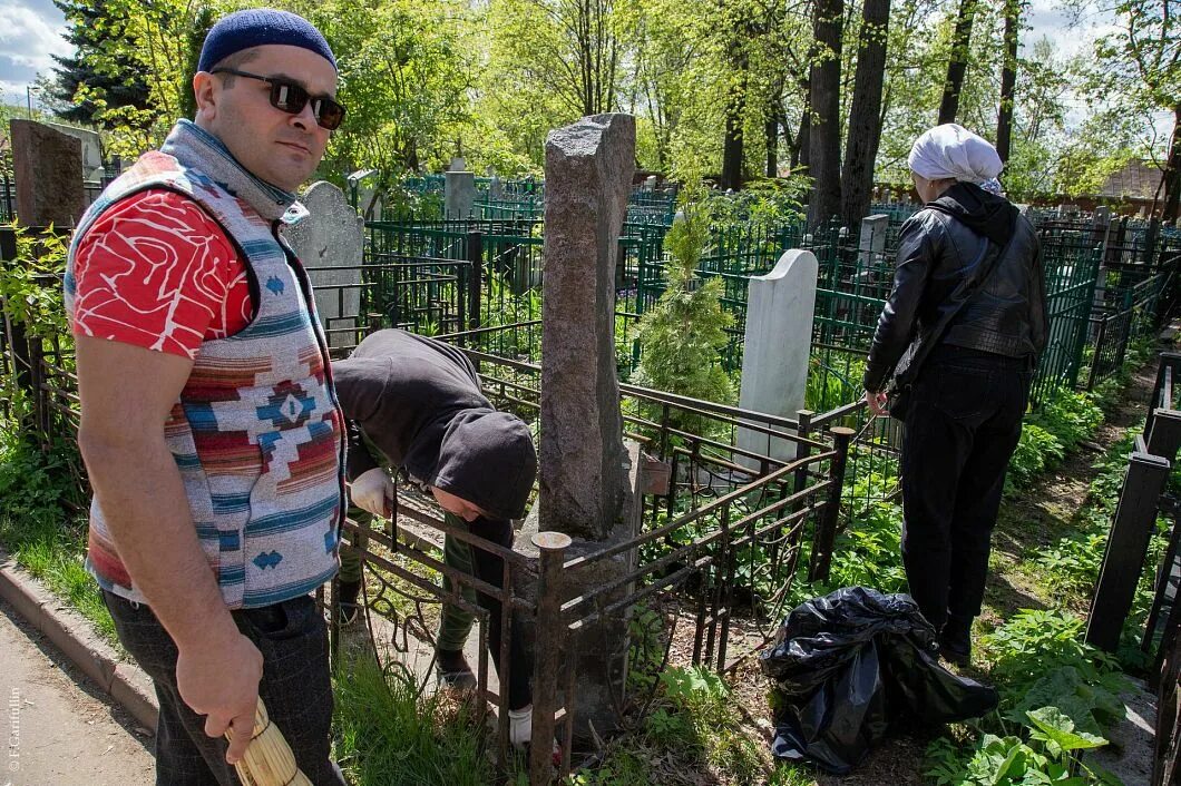 Кладбище. Памятники на кладбище. Могила на кладбище.