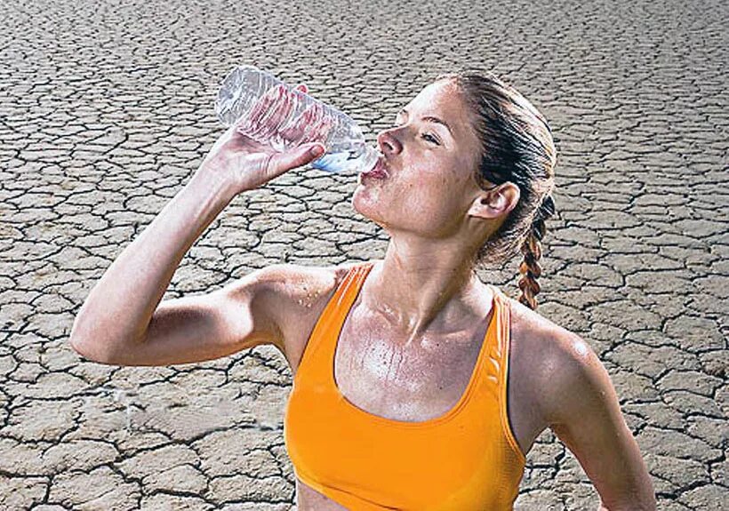 сухость во рту в жару. пьет стакан воды. жажда воды. питье воды. жажда.