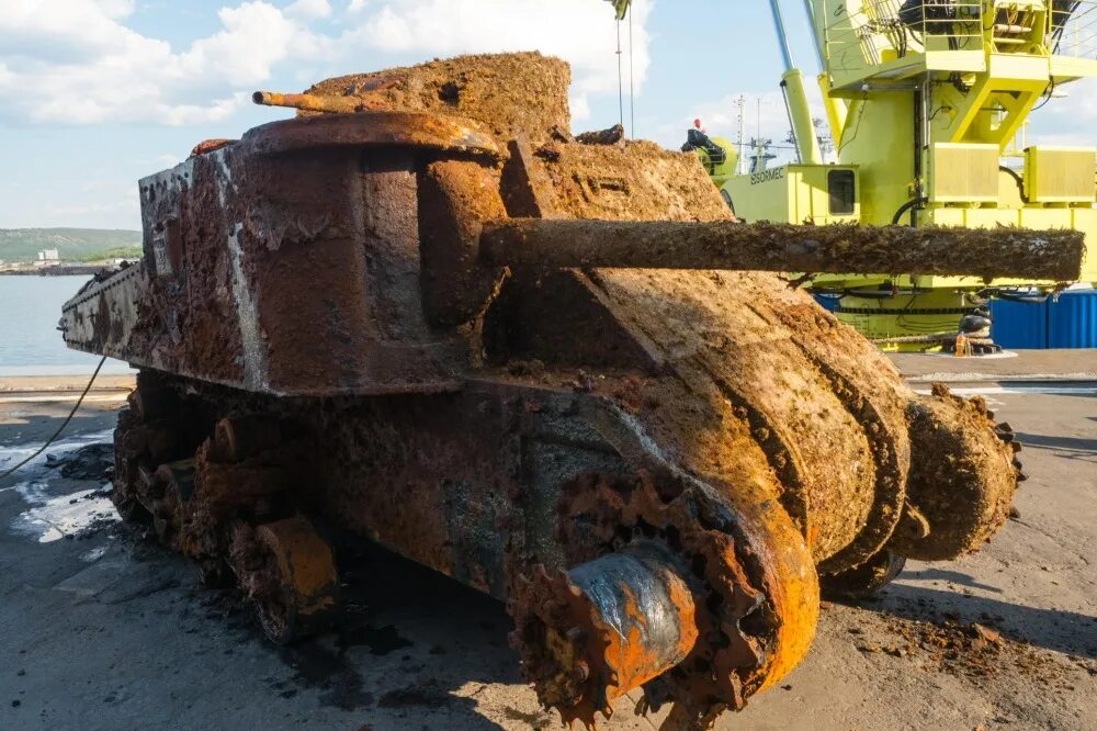 Повышенные со. Поднятый со дна Баренцева моря танк "Шерман". Затонувшие танки Шерман. Со дна Баренцева моря подняли американский танк. Танк Шерман в Мурманске.