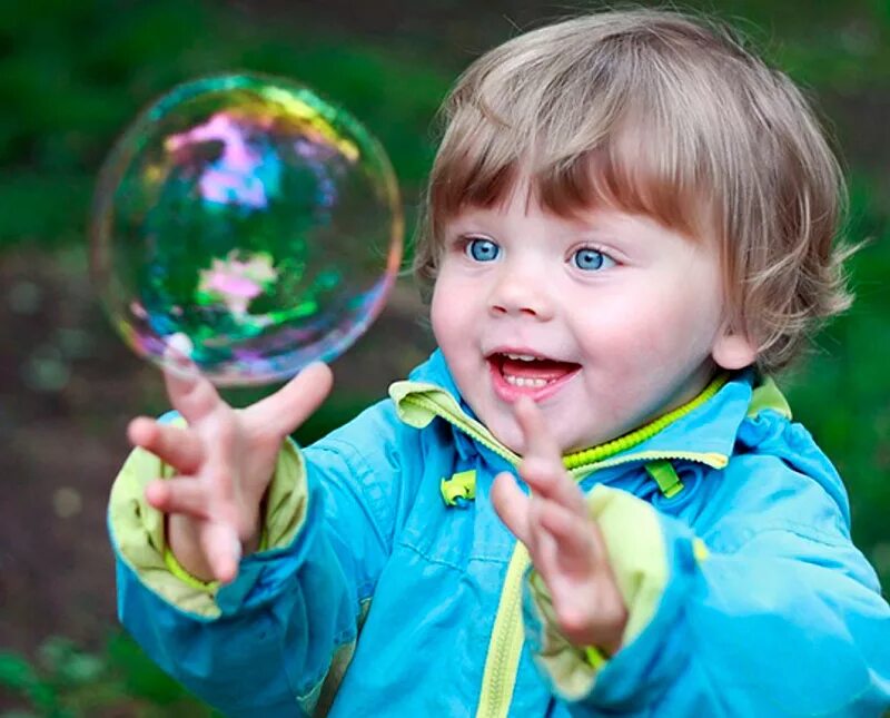 Уникальный ребенок. Дети и мыльные пузыри. Дети радуются. Малыш с мыльными пузырями. Раннее детство.