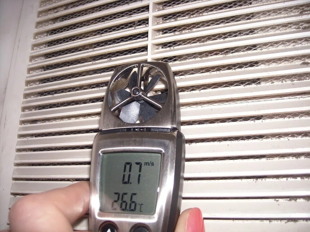 Замеры воздуха в квартире. Анемометр для вентиляции. Анемометр testo 416. Прибор для проверки тяги в вентканалах. Проверка вентиляции анемометром.