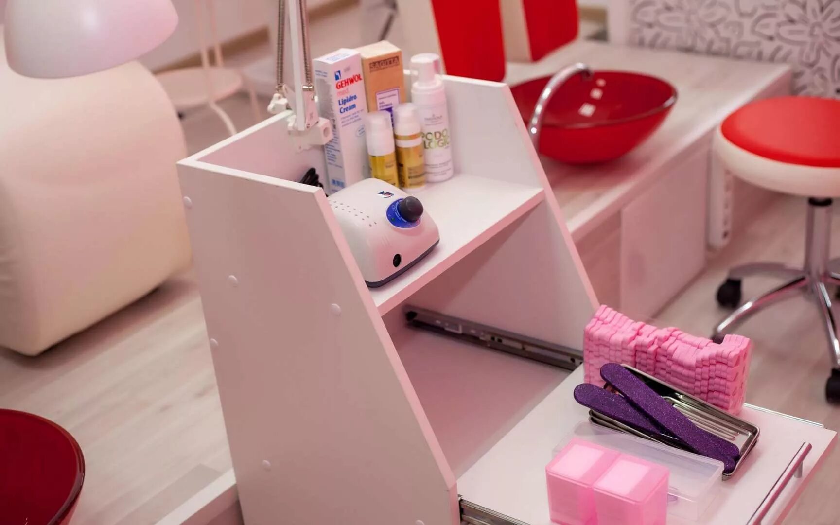 Мастерская маникюра. Салон красоты маникюр. Салон маникюра. Мастерская маникюра. Рабочее место для маникюра.