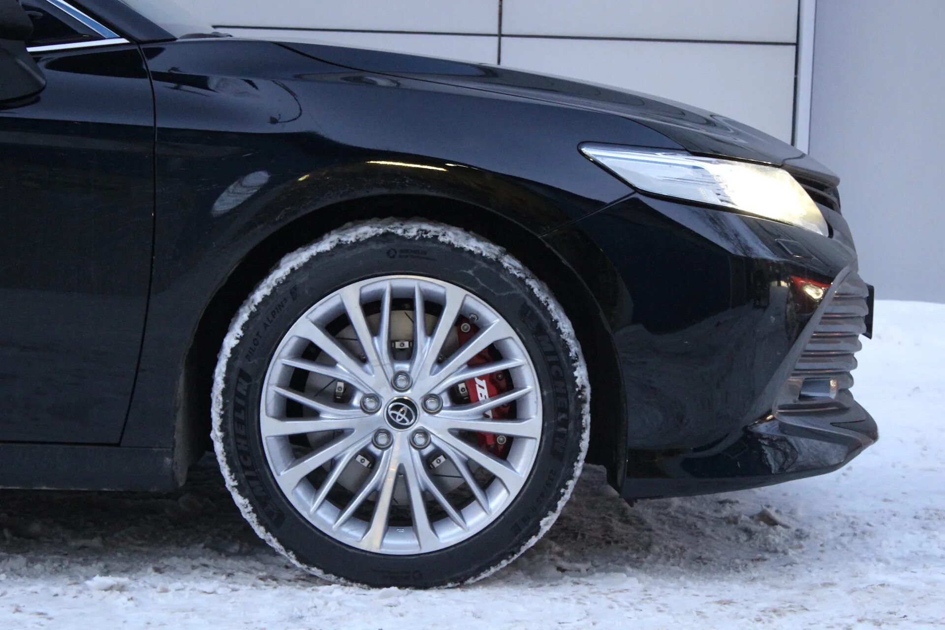 Брембо на камри. Тормоза jbt camry 70. шины для camry 70. суппорт камри 70. красные суппорта тойота камри 70.