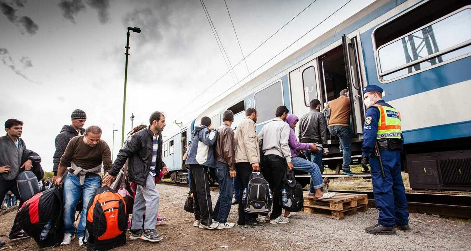 Новости мигранты уедут из россии. Мигранты уезжают. Поезд с мигрантами. Мигранты таджики вокзал. Нелегалы с Казахстана на поезде.