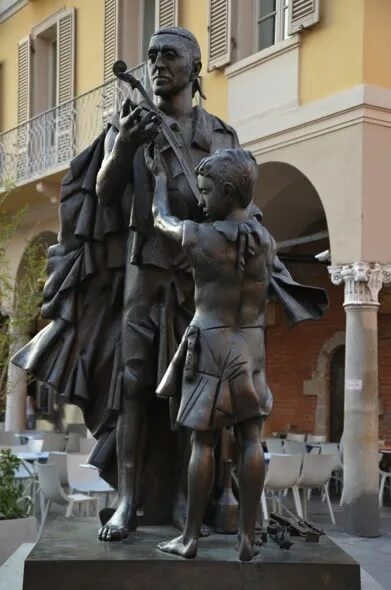 Скрипка антонио страдивари. Памятник страдивари в кремоне италия. Могила антонио страдивари. Музей страдивари в кремоне. Как называется город где работал страдивари.