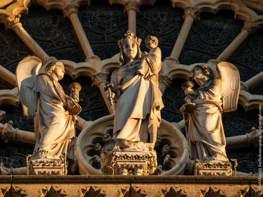 Нотр дам театр. Нотр дам де пари статуи на соборе. Галерея королей в соборе Парижской Богоматери. Статуя Девы Марии в соборе Парижской Богоматери.
