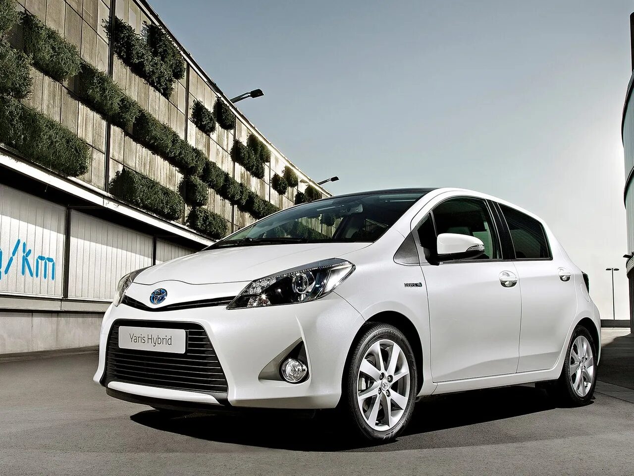 Toyota Yaris Hybrid. Toyota Yaris 200. Toyota Yaris 2012. Тойота Ярис 2013.