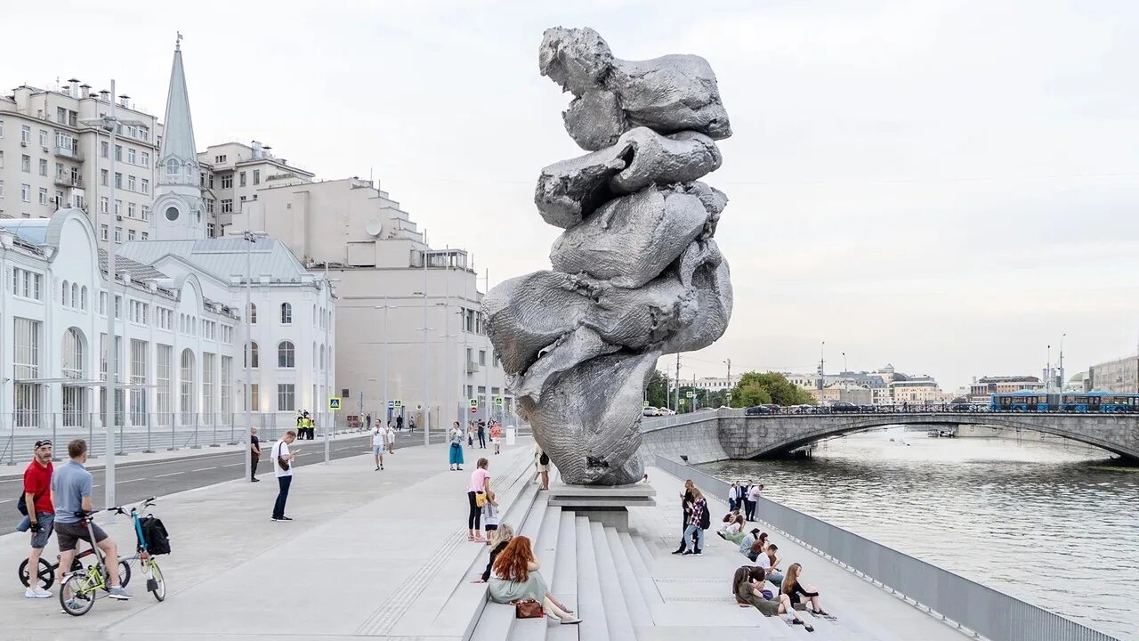 Урс Фишер скульптура в Москве. Урс Фишер скульптуры в Москве на Болотной площади. Скульптура на Болотной набережной Урса Фишера. Урс Фишер памятник на Болотной набережной. Болотная глина