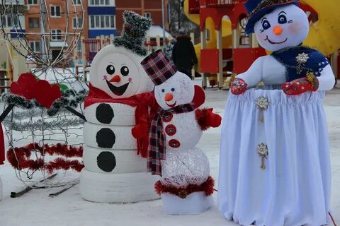 Снеговик во дворе