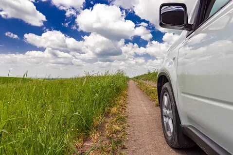 По грунтовой дороге автомобиль