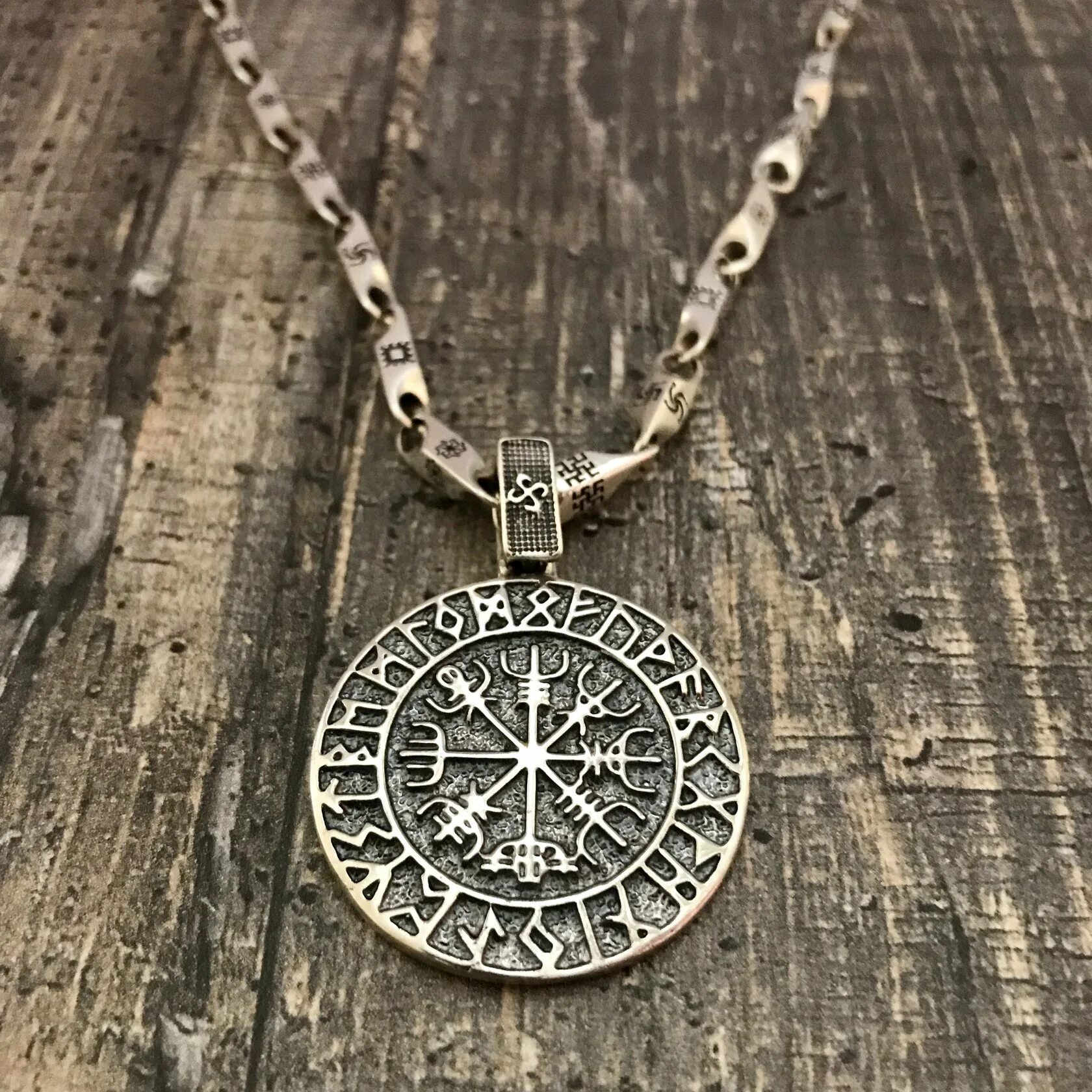 гальдрастав вегвизир. шлем ужаса агисхьяльм руны. компас викингов вегвизир. викингов вегвизир. рунический компас вегвизир.