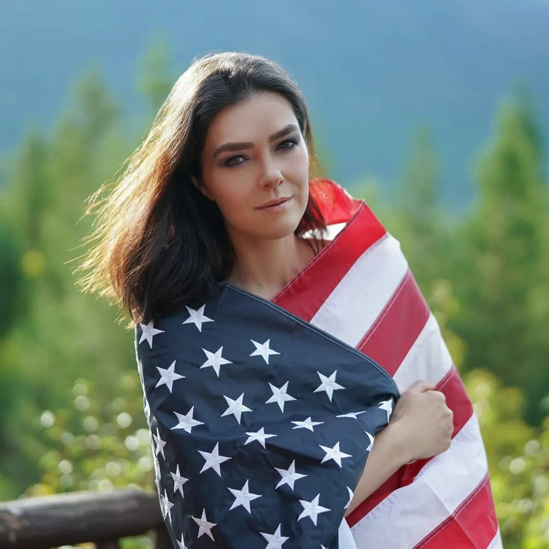 Русский и американка. Американка теми. Американские девушки. Гольфистка grace. Американка теми.