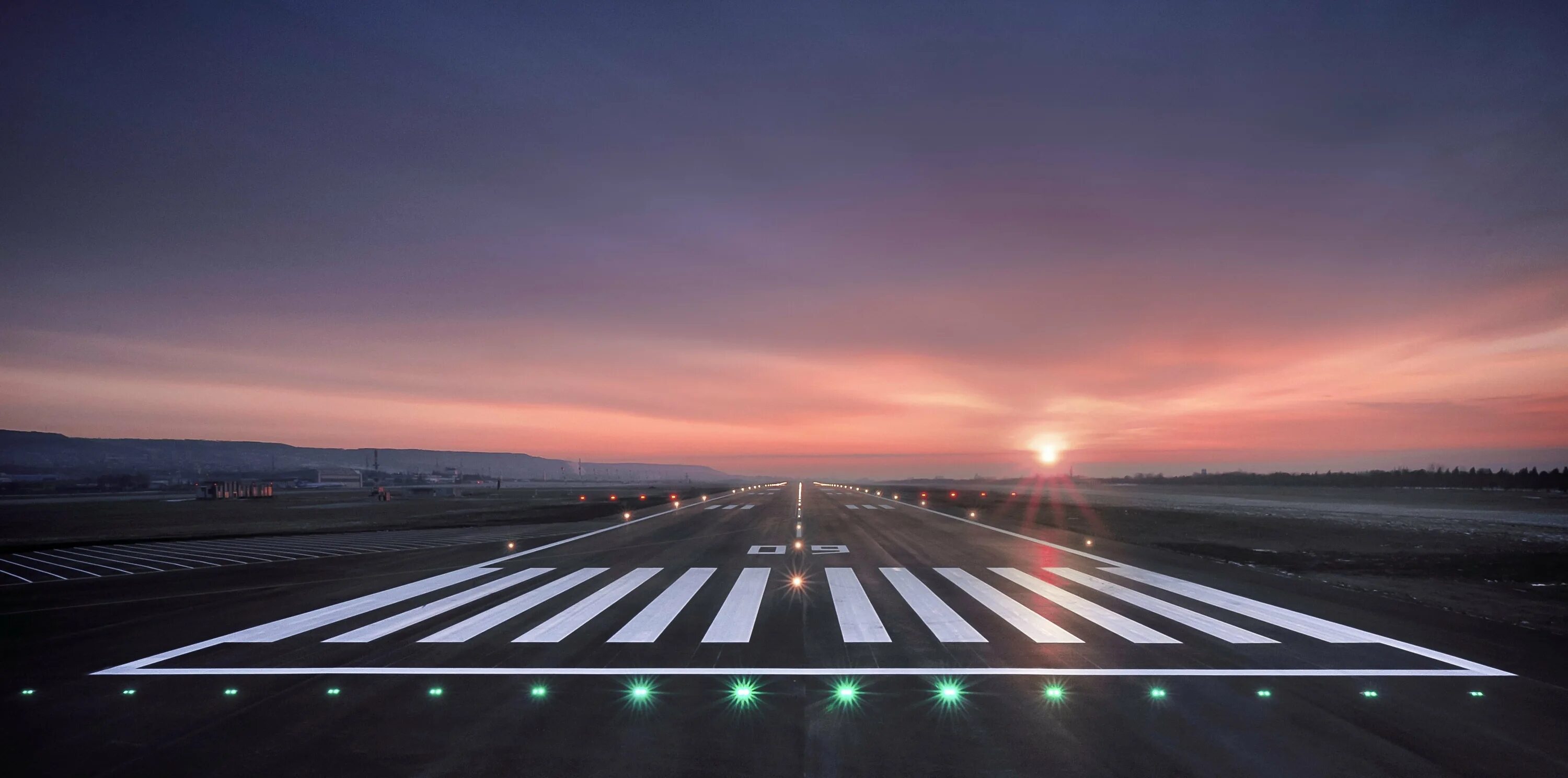 Airport road. Взлетно-посадочные полосы аэродрома. ВПП аэродрома. Аэропорт Взлетная полоса. Взлетно посадочная полоса аэропорта.