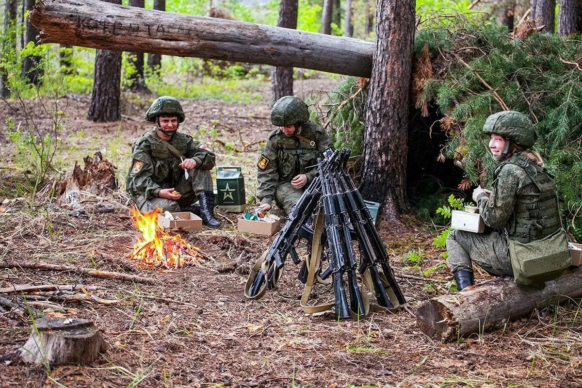 Армейских условиях. Военные в полевых условиях. Военные в лесу. Леса с военными. Военный привал в лесу.