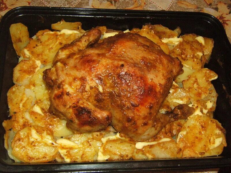 Курица с рисом на протвине. Курица в духовке. Курица с картошкой в духовке. Запеченная курица с картошкой. Запеченная курица с картошкой в духовке.