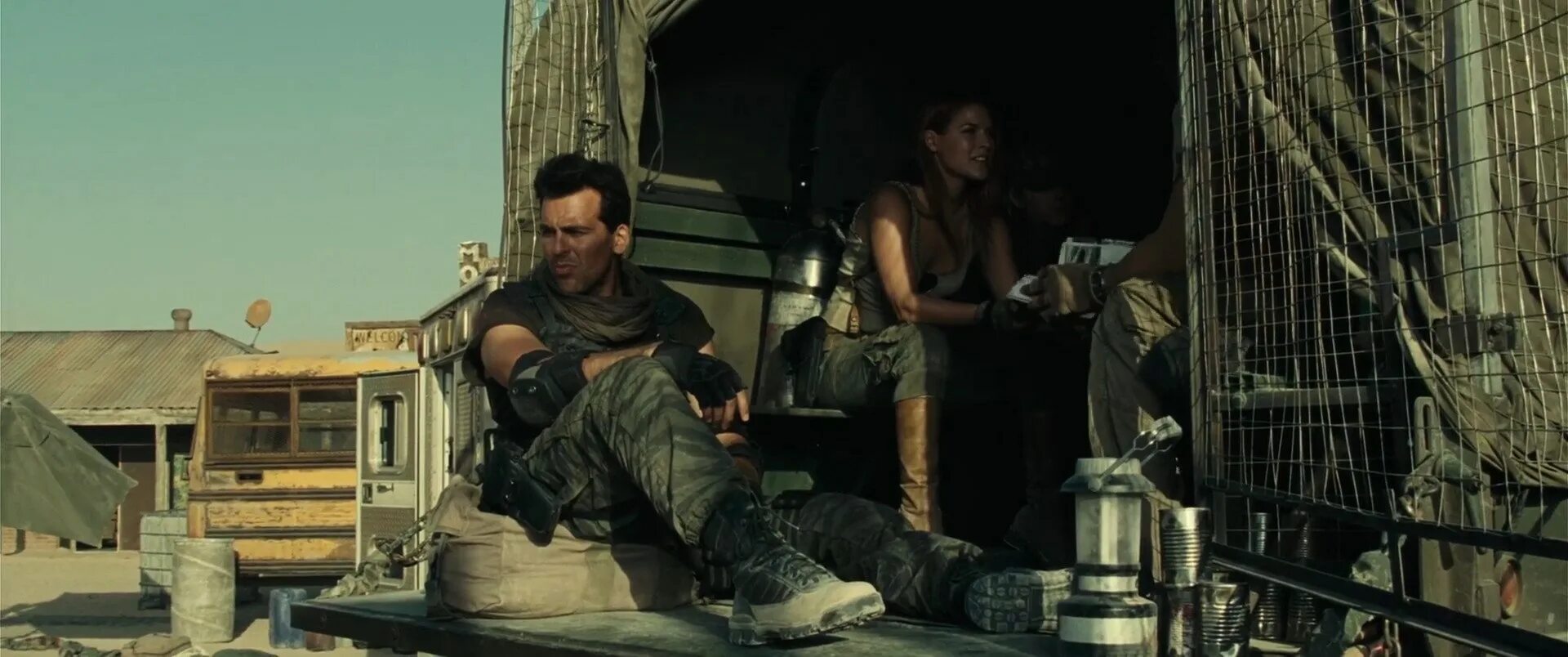 480p movies. Oded Fehr обитель зла. Одед Фер обитель зла 3. Resident Evil Extinction 2007. Эли Лартер обитель зла 3.