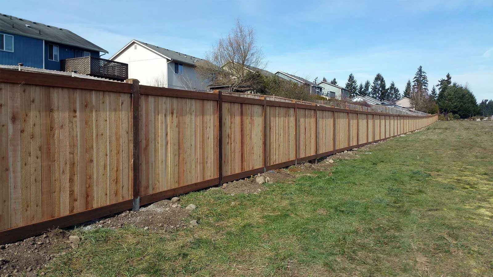 Можно ли ставить забор между домами. Забор между участками. Забор на участке от соседей. Забор между дачными участками. Забор между соседями на даче.