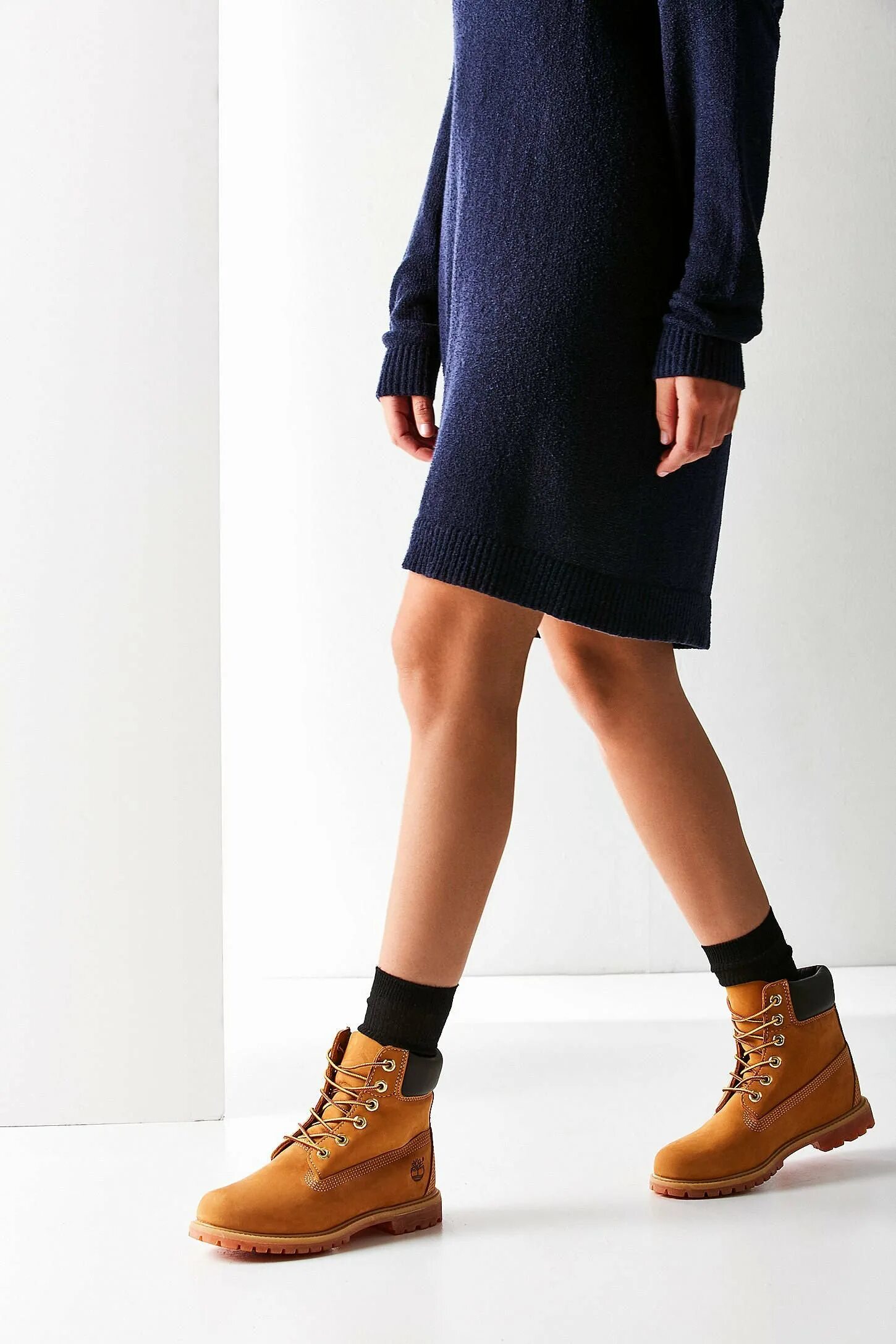 Зимняя обувь под платье. Зимняя обувь под платье. Зимний образ для девушки. Зимняя обувь под платье. Платье на новый год с сапогами.