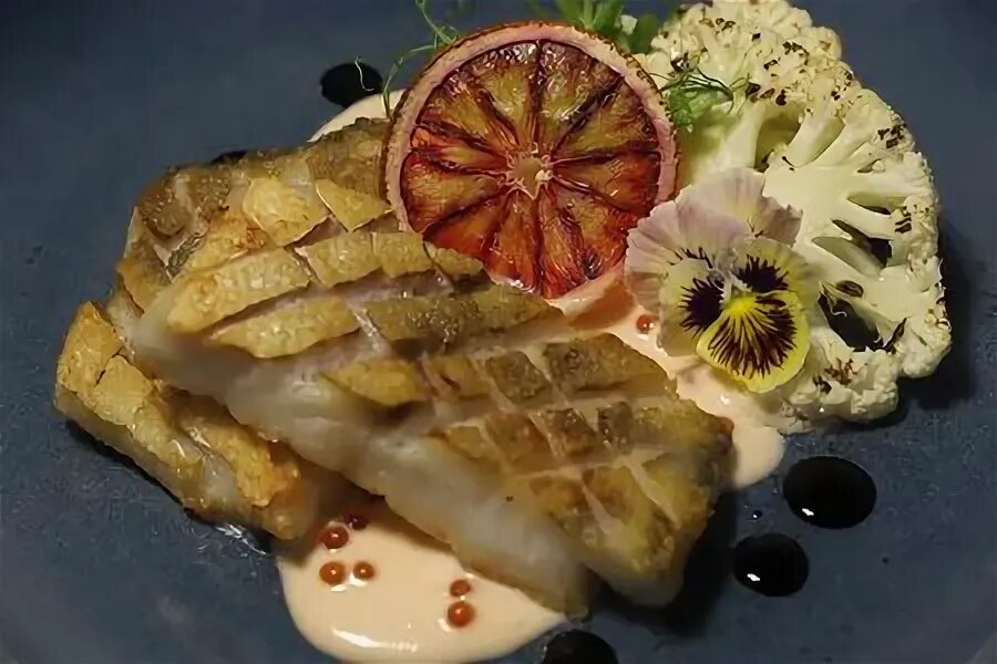 Рыбник с судаком рецепт с пошаговым. Судак филе припущенный. Рыба по-гречески в духовке с помидорами и сыром. Филе судака жареное. Судак с гарниром и соусом.