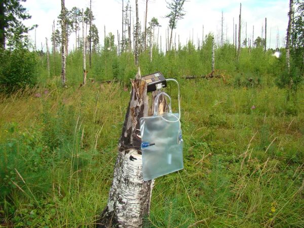 Отбор атмосферного воздуха. Отбор проб атмосферного воздуха. забор проб воздуха на улице. отбор проб промышленных выбросов. отбор проб атмосферного воздуха фото.