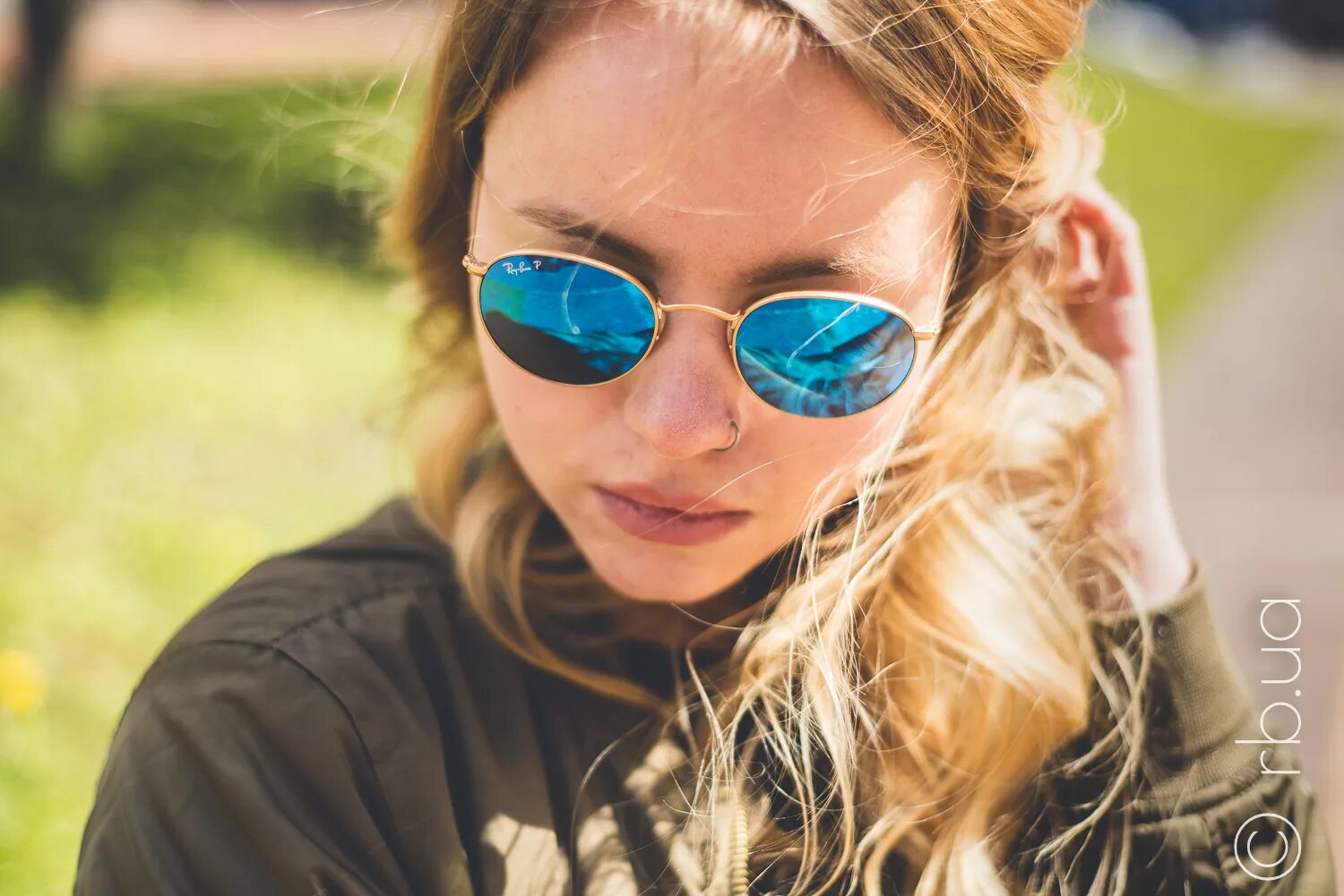 девушка с синими волосами. в синих очках. синие очки. синие очки. солнцезащитные очки в спортивном стиле.