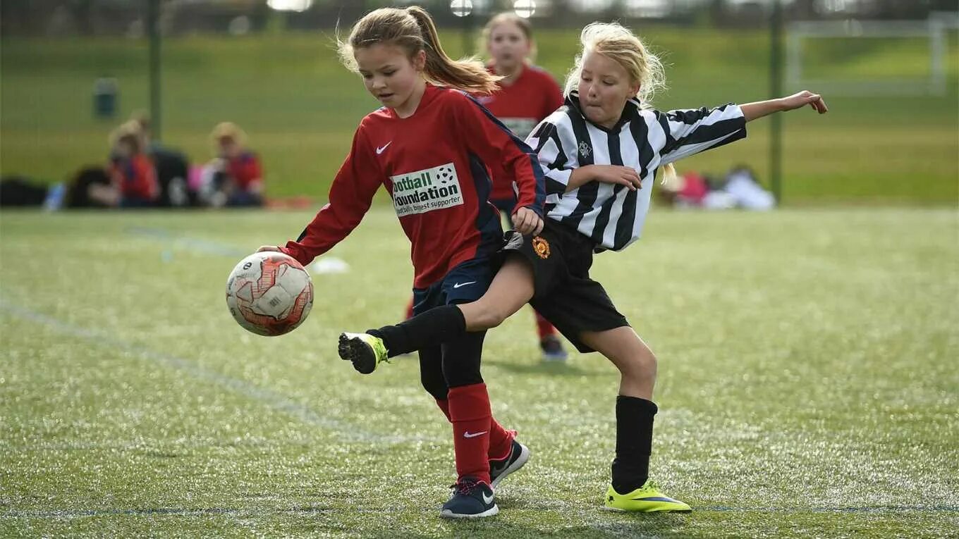 Футбольная форма для девочек. Girl playing football. Футбол. Габриэла гживиньска футболистка. Девочка футболистка.
