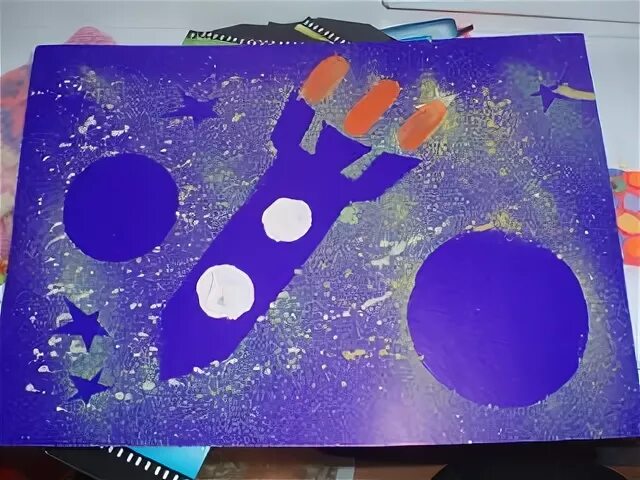 Голубой средняя группа. Рисование ср гр космос. Космос рисование с детьми детский сад. Аппликация ко Дню космонавтики. Поделки на тему космос.