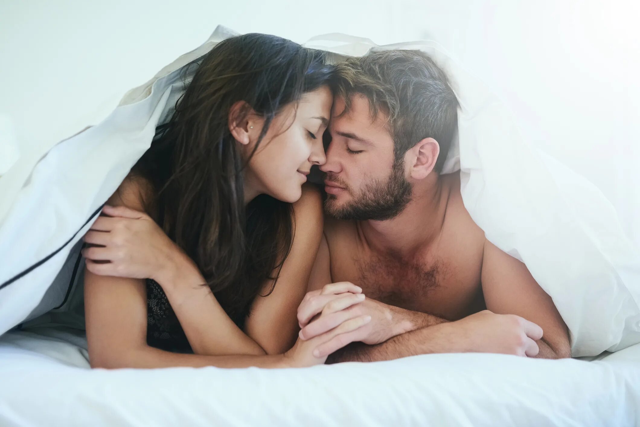 Видео взрослого мужчины и девушек. Пара в постели. Мужчина и женщина в постели. Счастливая пара в постели. Мужчина и женица в кровати.