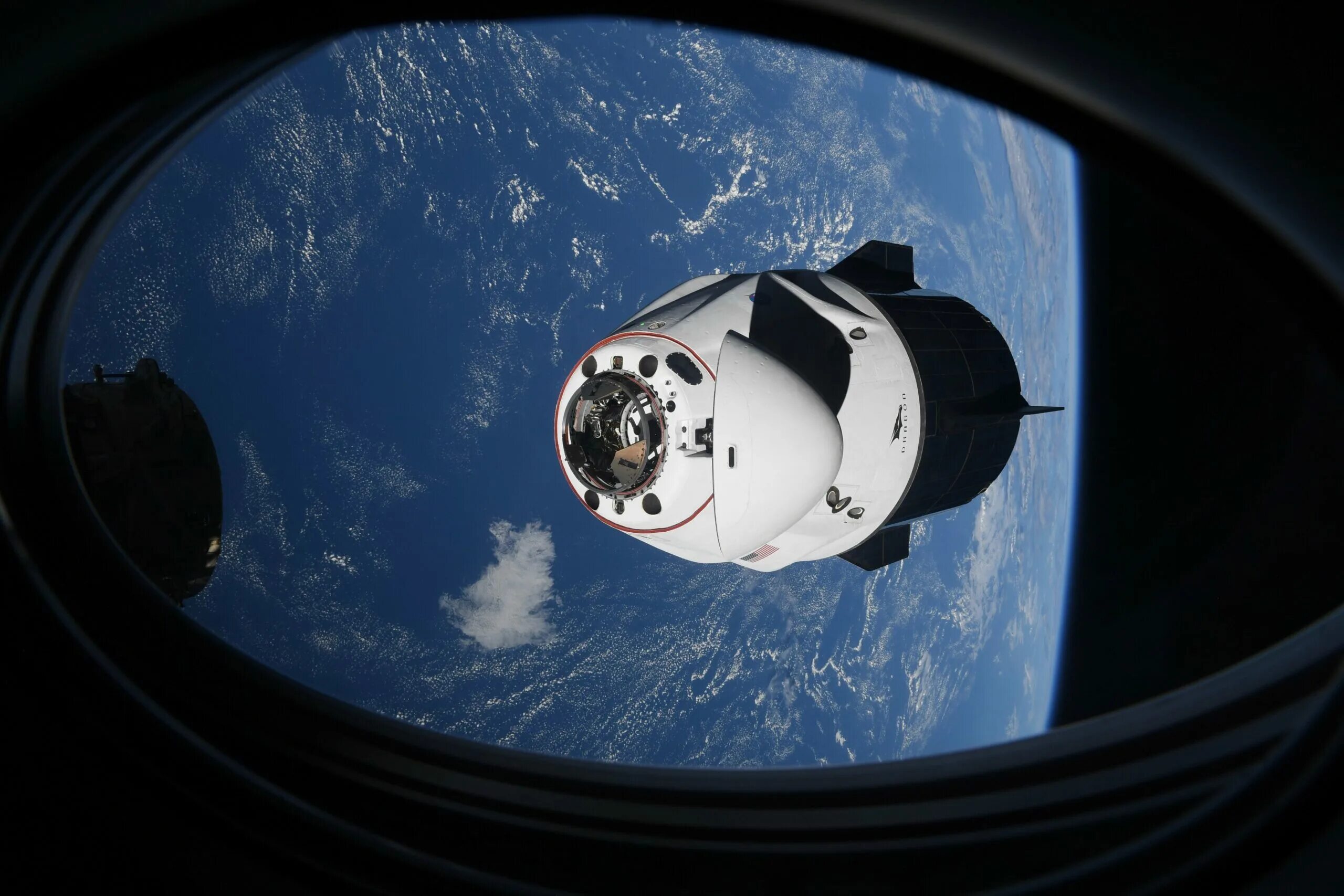 Проблемы первых полетов в космос. SPACEX Crew Dragon МКС. Крю драгон космический корабль. Космический корабль SPACEX Crew Dragon. Crew Dragon с четырьмя астронавтами пристыковался к МКС..