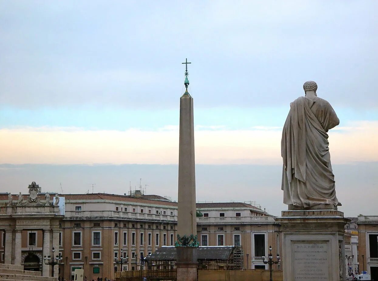 Молния в статую апостола петра. Апостол петр статуя. статуи святого петра и павла на площади петра. памятник апостолу петру. памятник апостолу петру в москве.